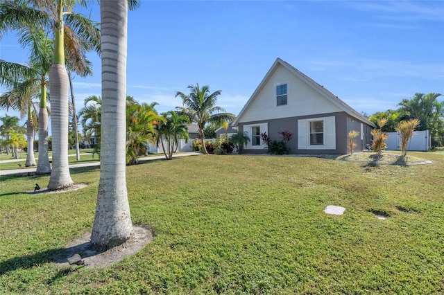 view of front of property featuring a front lawn