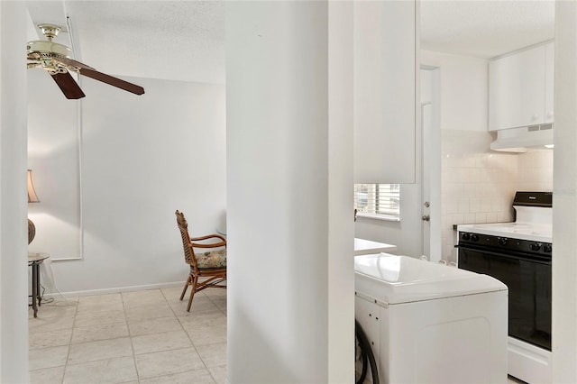 clothes washing area featuring a textured ceiling and ceiling fan