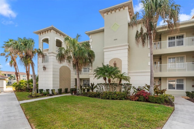 view of front facade with a front lawn