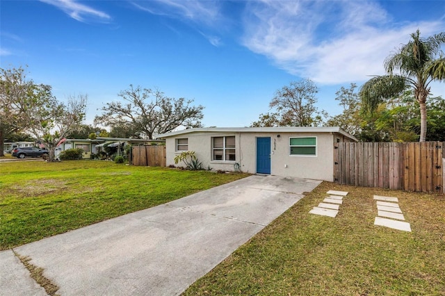 single story home with a front lawn