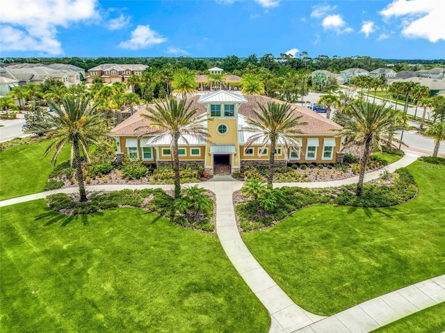 view of front of property featuring a front lawn