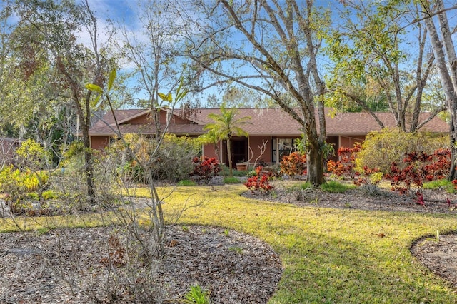 single story home featuring a front lawn