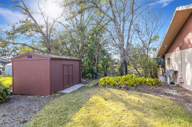 view of yard featuring a shed