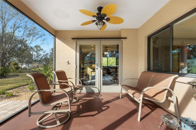 sunroom with ceiling fan