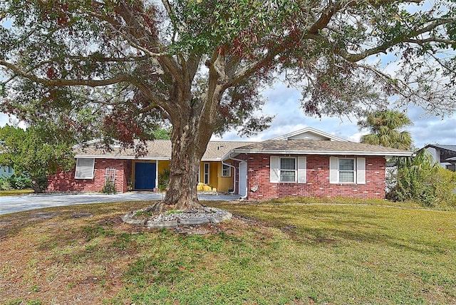 ranch-style house with a front yard