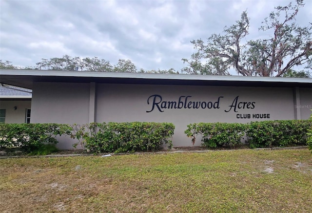 community sign featuring a lawn