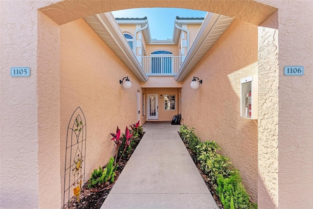 property entrance featuring a balcony