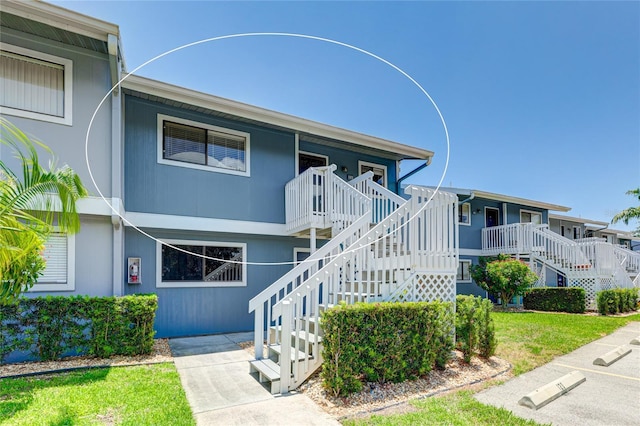 view of front of home featuring a front lawn