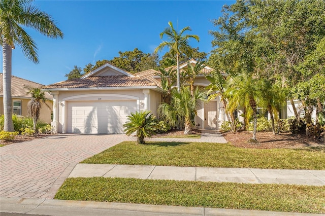 view of front facade featuring a garage and a front yard