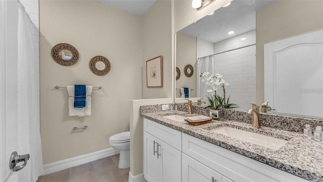 bathroom with a shower with curtain, vanity, and toilet