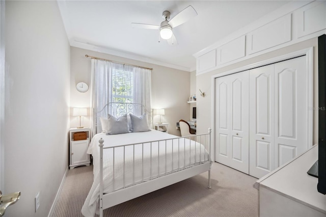 bedroom featuring light carpet, crown molding, a closet, and ceiling fan