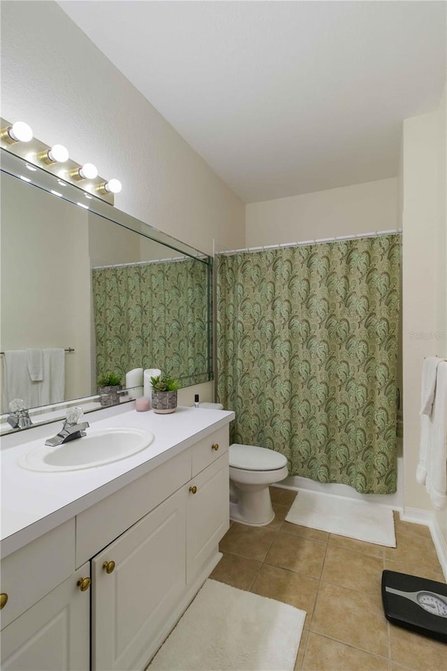 full bathroom featuring shower / bath combo with shower curtain, toilet, tile patterned flooring, and vanity