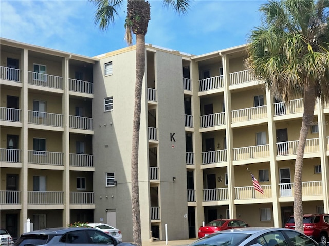 view of apartment building / complex