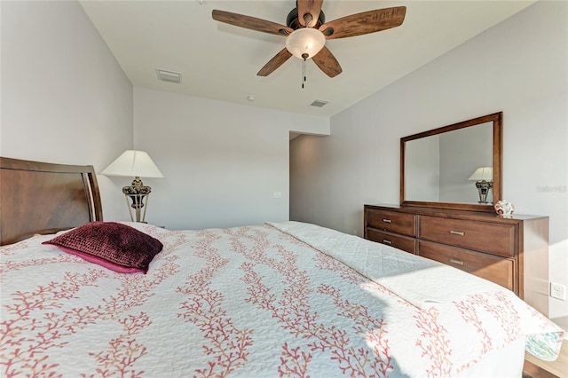 bedroom with ceiling fan