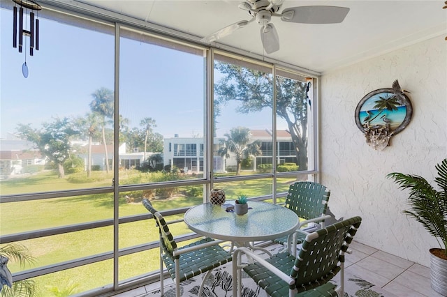 sunroom with ceiling fan