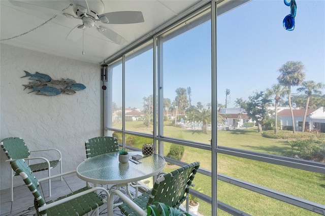 sunroom with ceiling fan