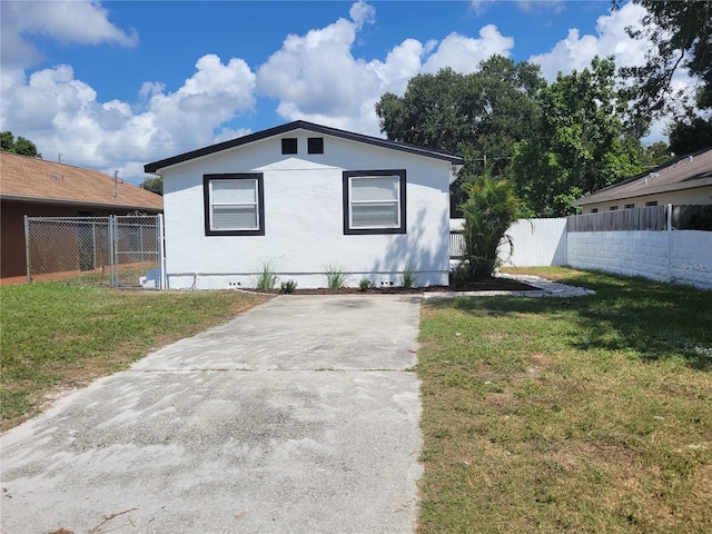 exterior space featuring a front yard