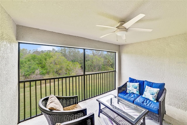 sunroom with ceiling fan