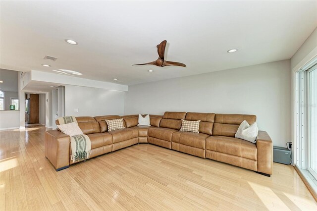 living area with visible vents, light wood-type flooring, a ceiling fan, and recessed lighting