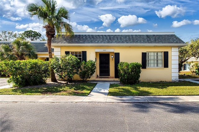 view of front of property featuring a front yard