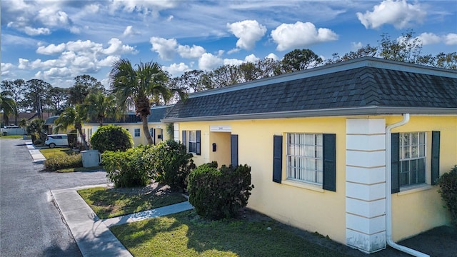 view of front of home with a front lawn