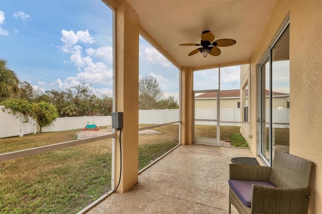 sunroom with ceiling fan