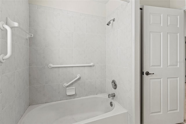 bathroom with tiled shower / bath