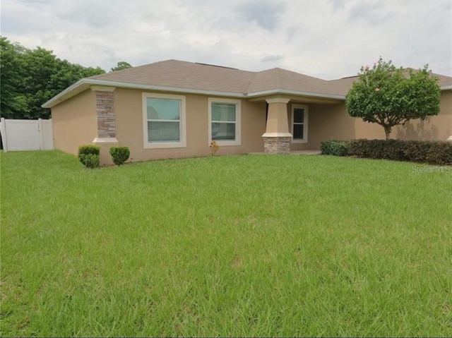 view of front of property with a front yard