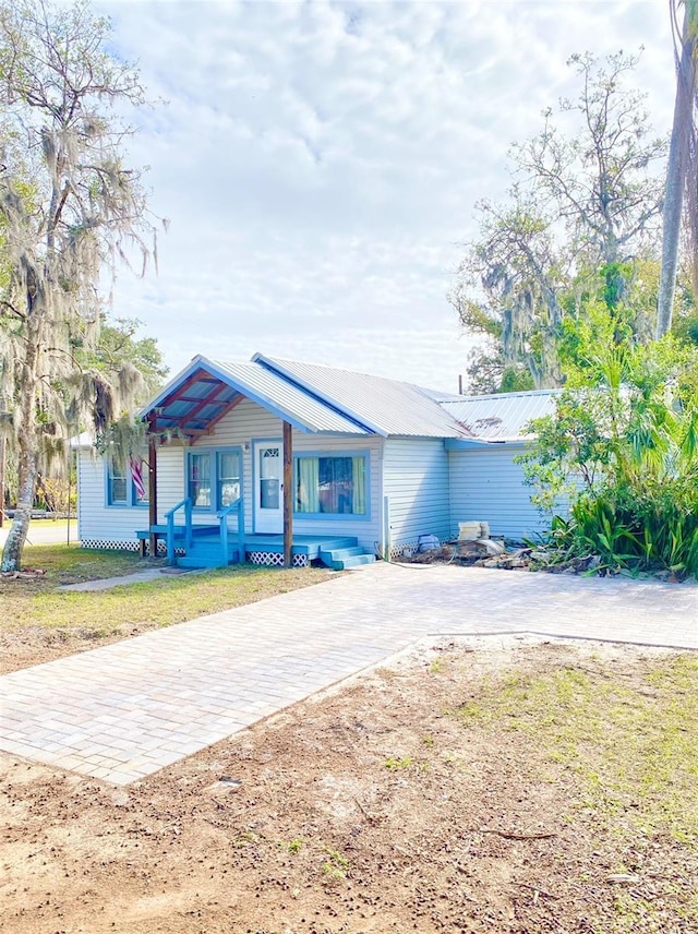 ranch-style home with a front lawn