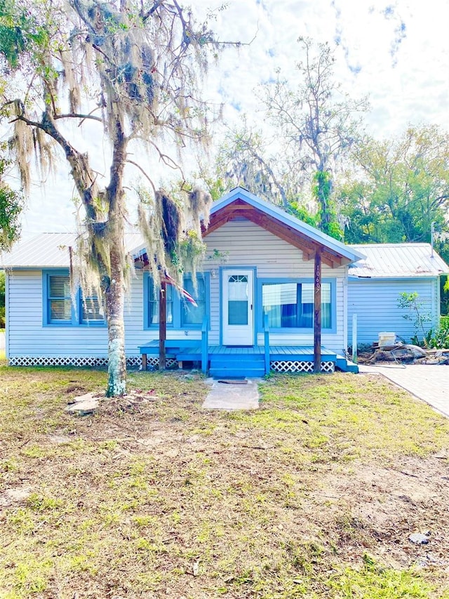 view of front of house featuring a front yard