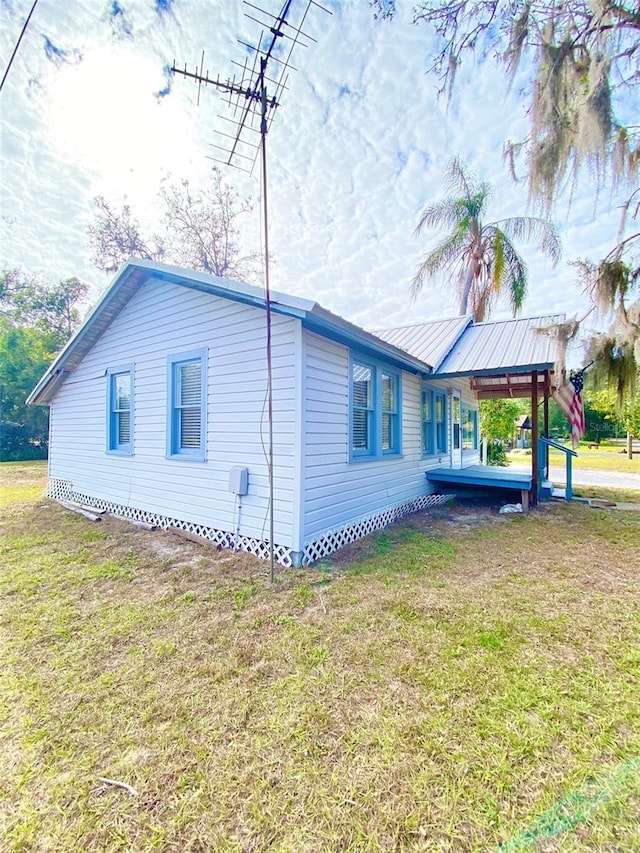 view of side of property featuring a yard