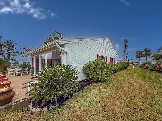 view of side of property featuring a lawn