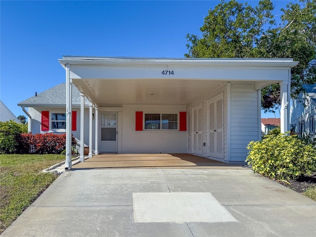 view of front of property featuring a carport