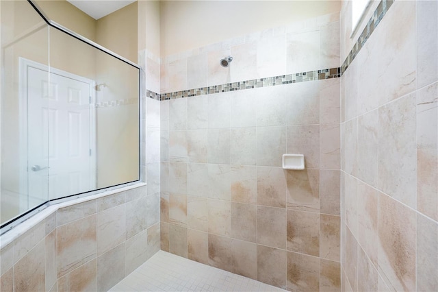 bathroom featuring a tile shower