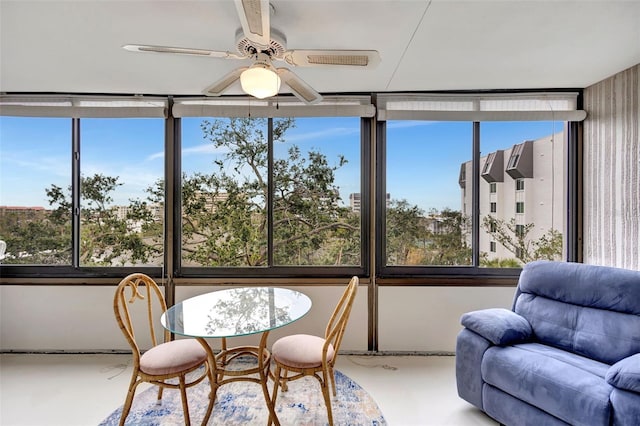 sunroom with ceiling fan