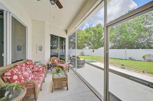 sunroom with ceiling fan