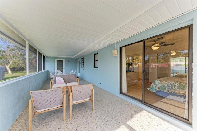 sunroom with ceiling fan