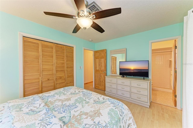 bedroom featuring light hardwood / wood-style floors, a textured ceiling, a closet, and ceiling fan