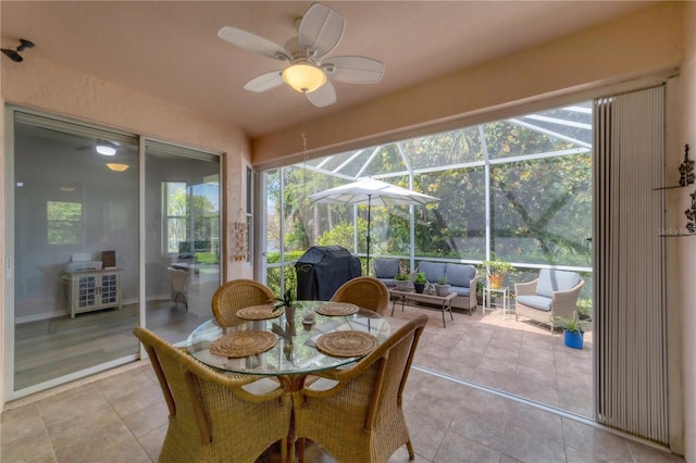 sunroom / solarium featuring ceiling fan