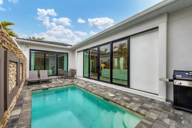 view of swimming pool featuring a patio