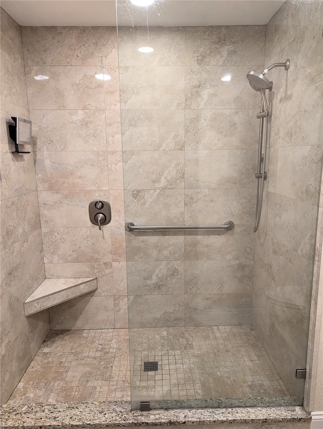 bathroom featuring a tile shower