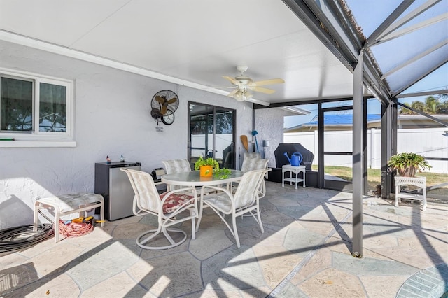 sunroom with ceiling fan