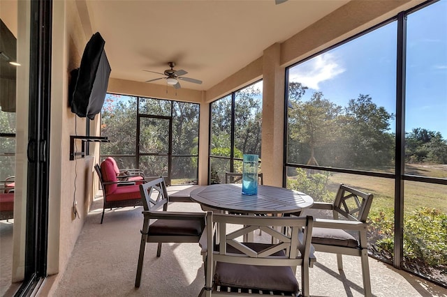 sunroom with ceiling fan