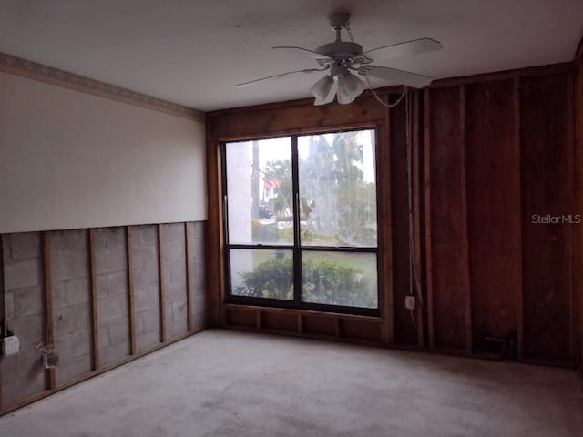 unfurnished room with light carpet and ceiling fan