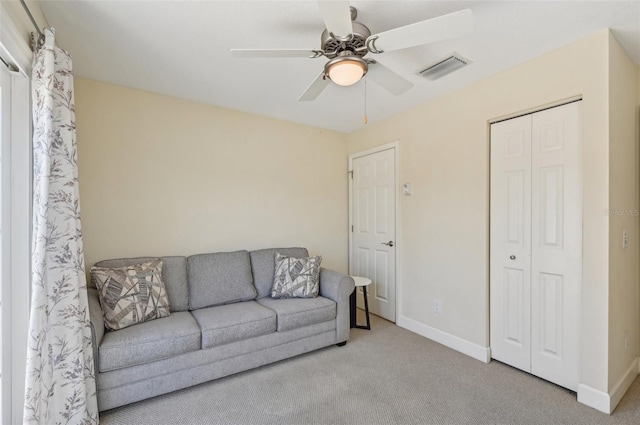 carpeted living room featuring ceiling fan