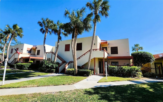 view of front of home with a front lawn