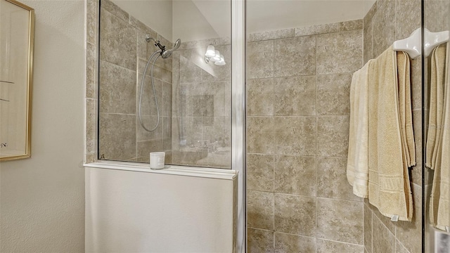 bathroom featuring tiled shower