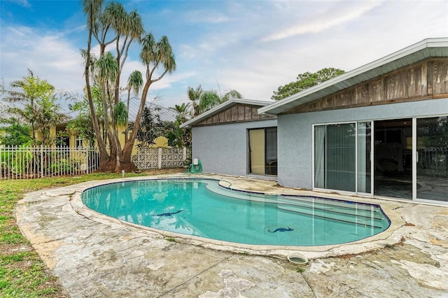 view of swimming pool