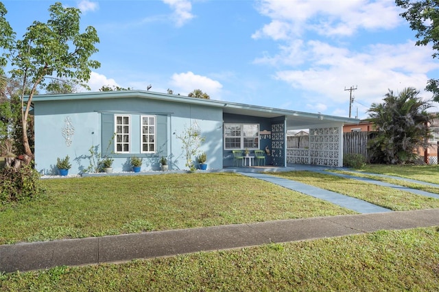 view of front facade featuring a front yard and a carport