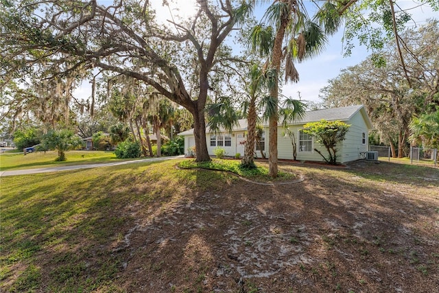 single story home with a front lawn